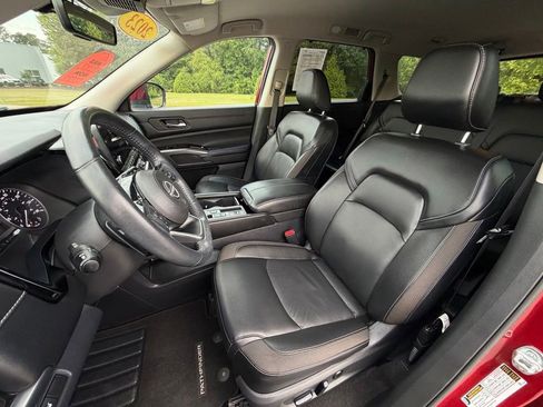Used 2023 Nissan Pathfinder SL w/ Black Appearance Package FWD image 15