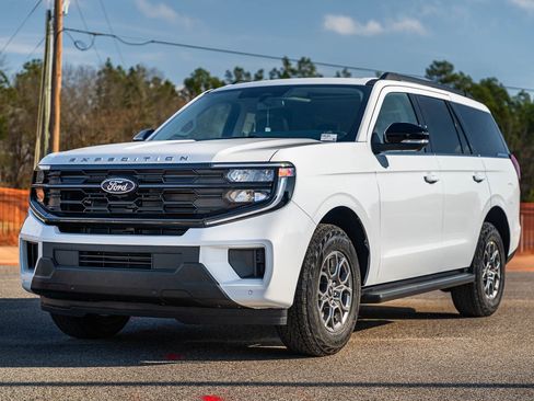 New 2026 Ford Expedition Active image 2