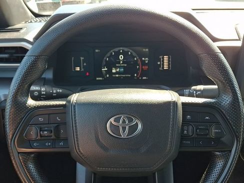 Certified 2025 Toyota Tacoma SR5 AWD/4WD image 18