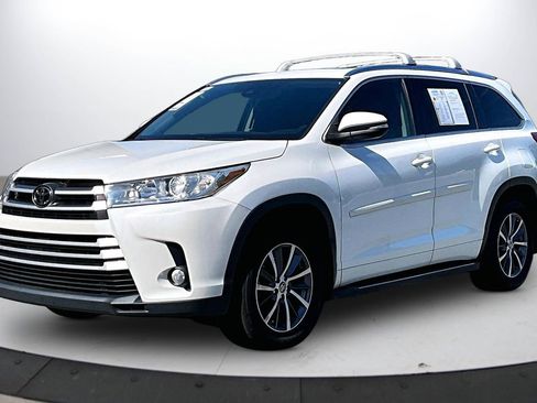 Used 2017 Toyota Highlander XLE w/ Protection Package #3 AWD/4WD image 4