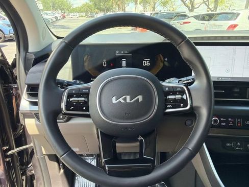 Used 2025 Kia Carnival FWD image 27