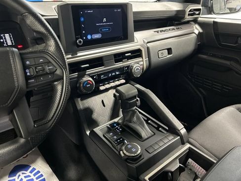 Used 2025 Toyota Tacoma SR5 AWD/4WD image 25