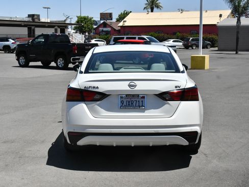 Used 2024 Nissan Altima 2.5 SV FWD image 7