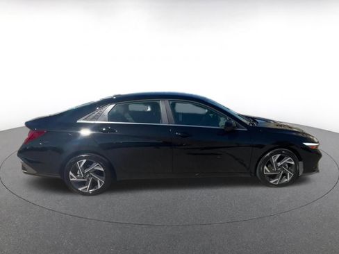 Used 2025 Hyundai Elantra SEL image 16
