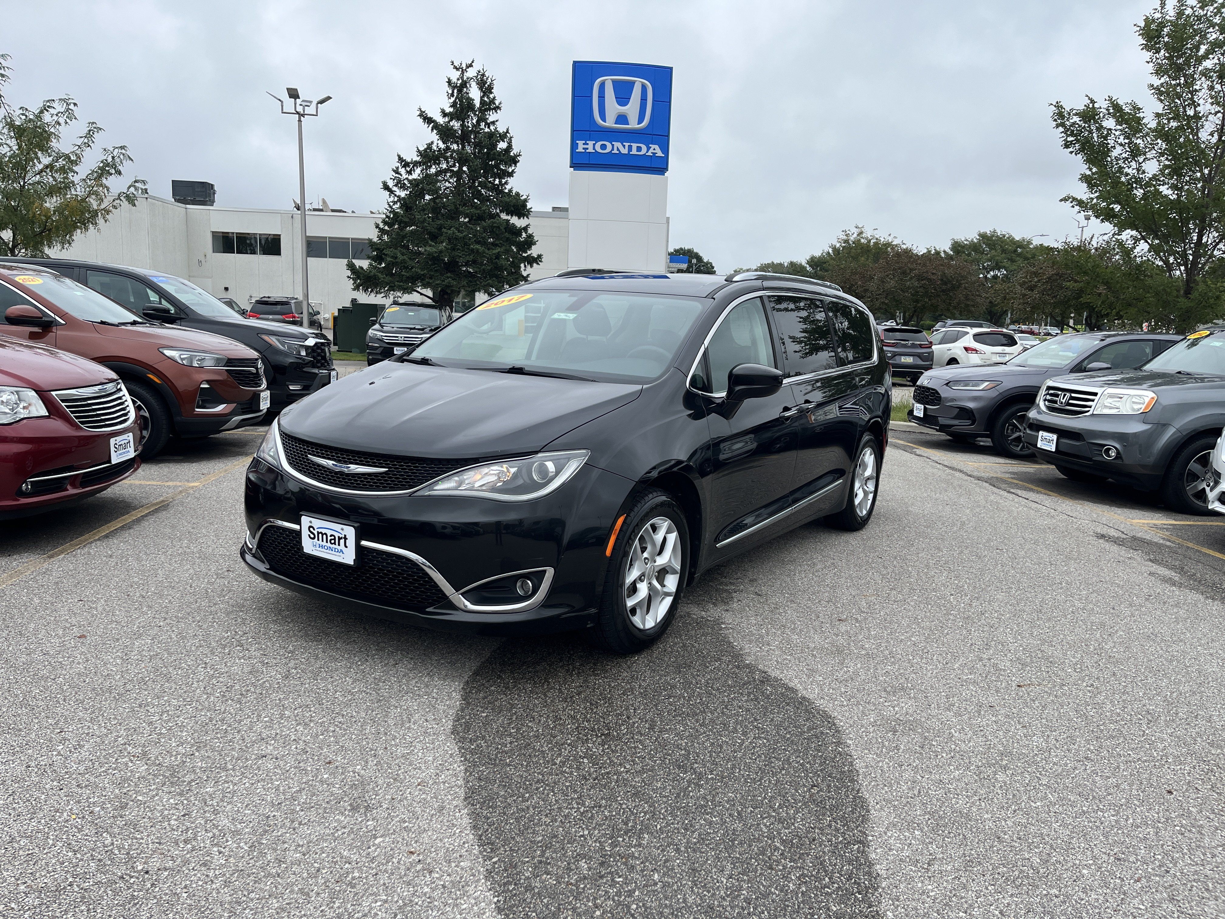 Used 2017 Chrysler Pacifica Touring-L Plus w/ Tire & Wheel Group FWD image 1
