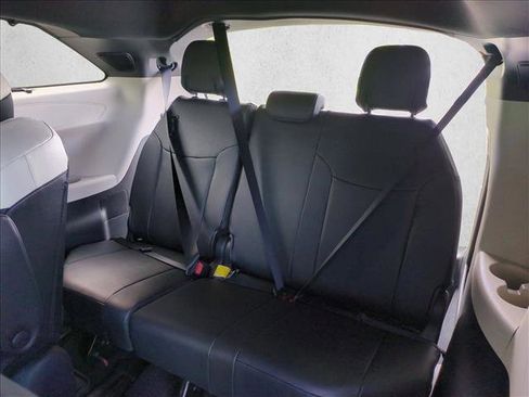 Used 2025 Toyota Sienna Platinum image 21