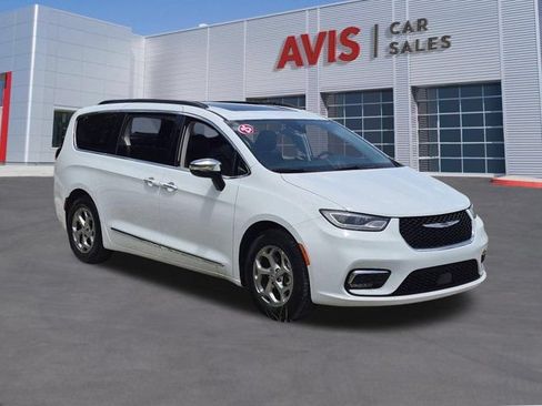 Used 2023 Chrysler Pacifica Limited FWD image 3