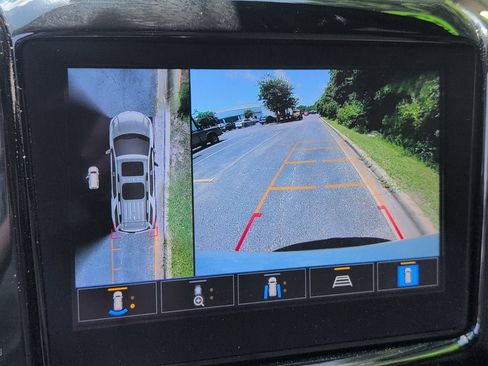 Used 2023 Chevrolet Traverse Premier FWD image 21