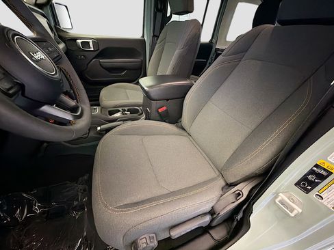 Used 2024 Jeep Wrangler Unlimited image 11