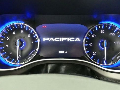 Used 2023 Chrysler Pacifica Touring-L image 14