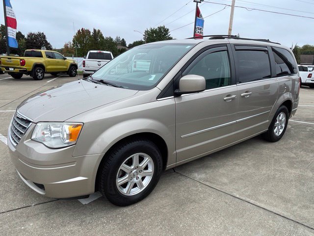 Used 2009 Chrysler Town & Country Touring FWD image 2