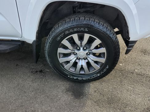 Used 2020 Toyota Tacoma Limited image 13