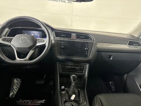 Used 2022 Volkswagen Tiguan SE w/ Panoramic Sunroof Package AWD/4WD image 23