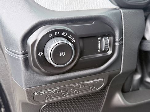 Used 2026 Jeep Wrangler Unlimited Sahara AWD/4WD image 13