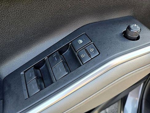 Used 2020 Toyota Highlander LE image 29