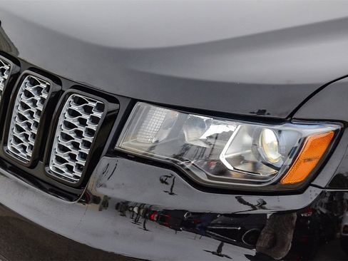 Used 2022 Jeep Grand Cherokee Laredo X image 11