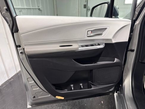 Used 2025 Toyota Sienna XLE FWD image 23