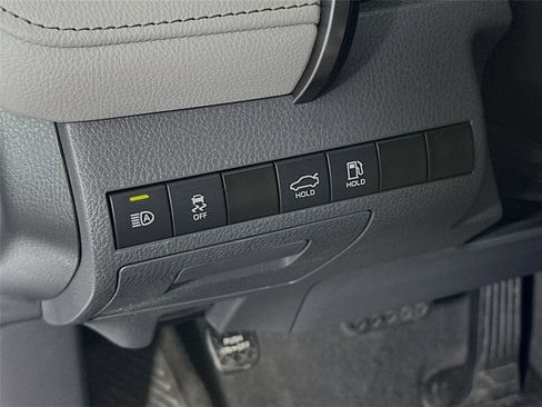 Used 2024 Toyota Camry SE image 10