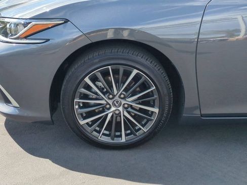 Used 2025 Lexus ES 350 w/ Premium Package FWD image 9