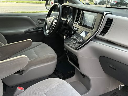 Used 2019 Toyota Sienna L FWD image 10