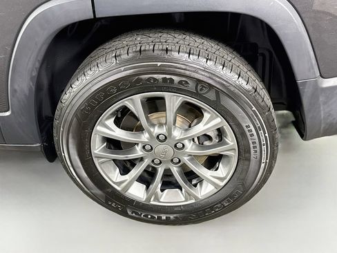 Used 2019 Jeep Cherokee Latitude Plus w/ Comfort/Convenience Group AWD/4WD image 33