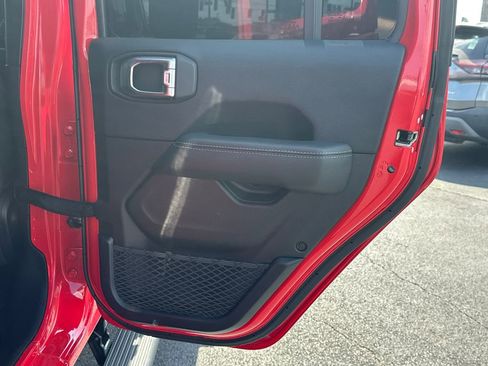 Used 2018 Jeep Wrangler Unlimited Sahara image 15