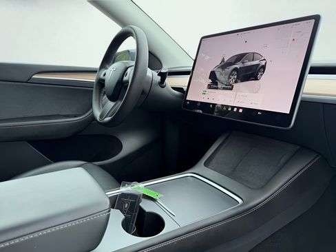 Used 2023 Tesla Model Y Long Range AWD/4WD image 30
