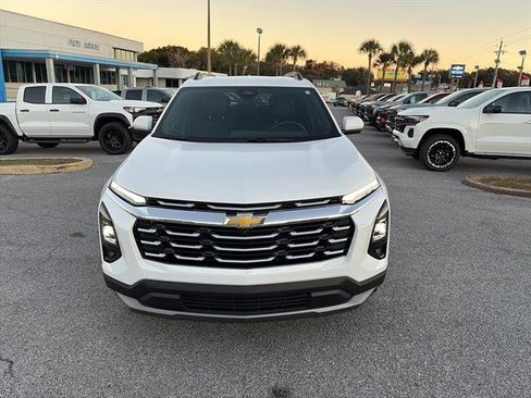 Used 2025 Chevrolet Equinox LT w/ Convenience Package II image 2