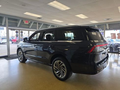 Used 2025 Lincoln Navigator Reserve image 6