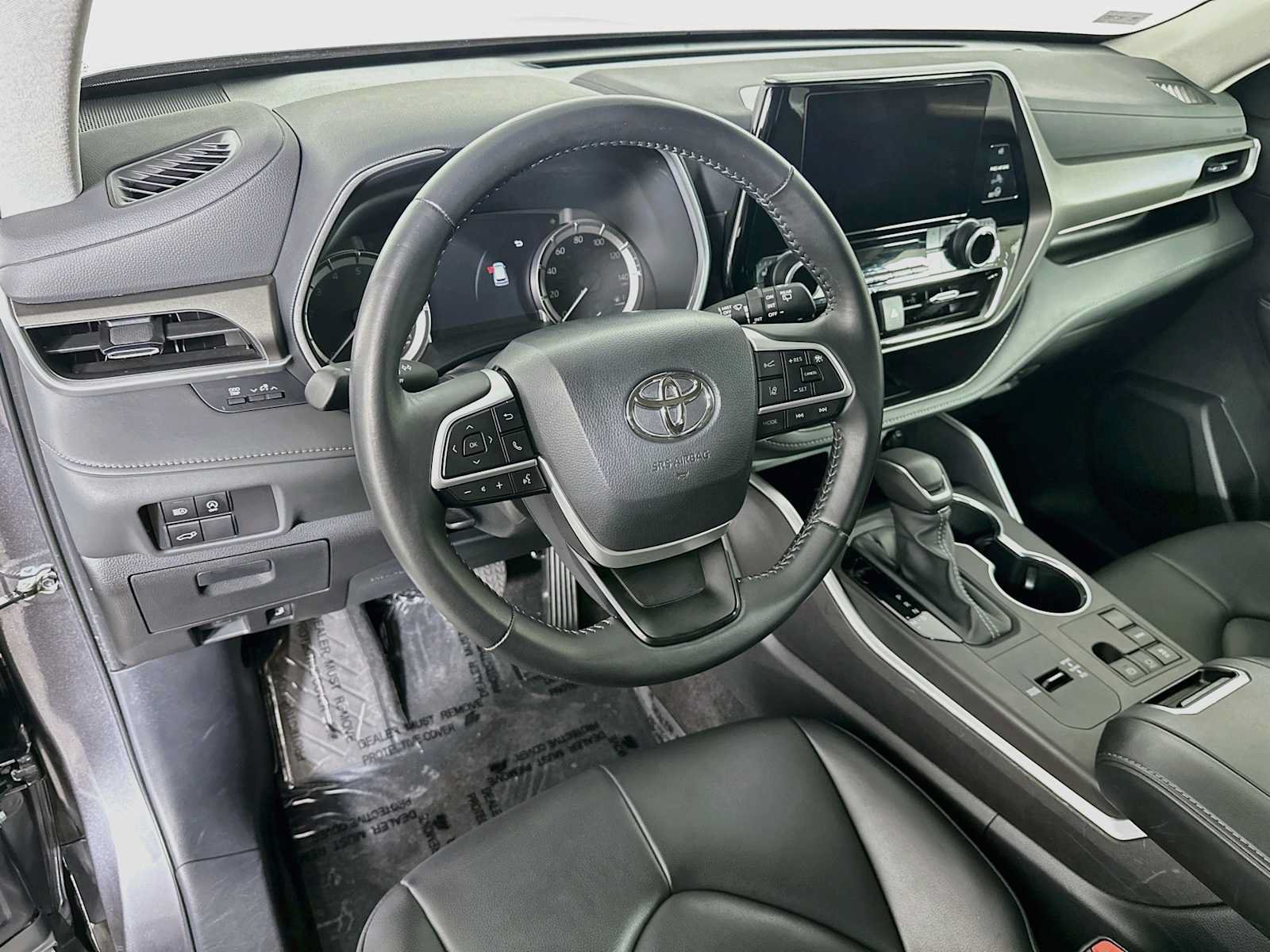 Used 2024 Toyota Highlander XLE FWD image 9