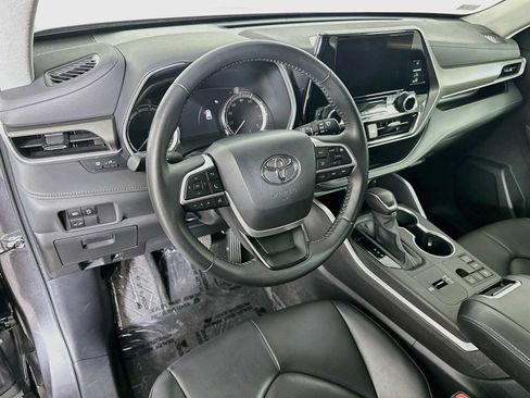 Used 2024 Toyota Highlander XLE FWD image 9