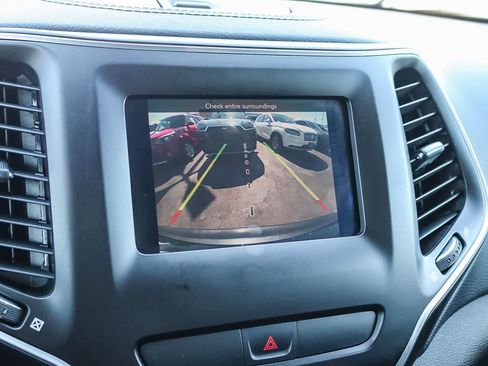 Used 2019 Jeep Cherokee Latitude w/ Popular Appearance Group FWD image 23