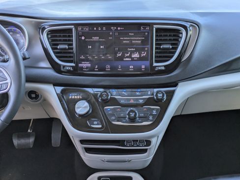 Used 2023 Chrysler Pacifica Touring-L image 18