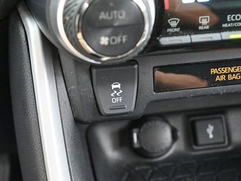 Used 2022 Toyota RAV4 XLE AWD/4WD image 24