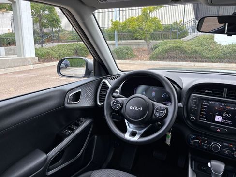 Used 2025 Kia Soul LX w/ LX Technology Package FWD image 32