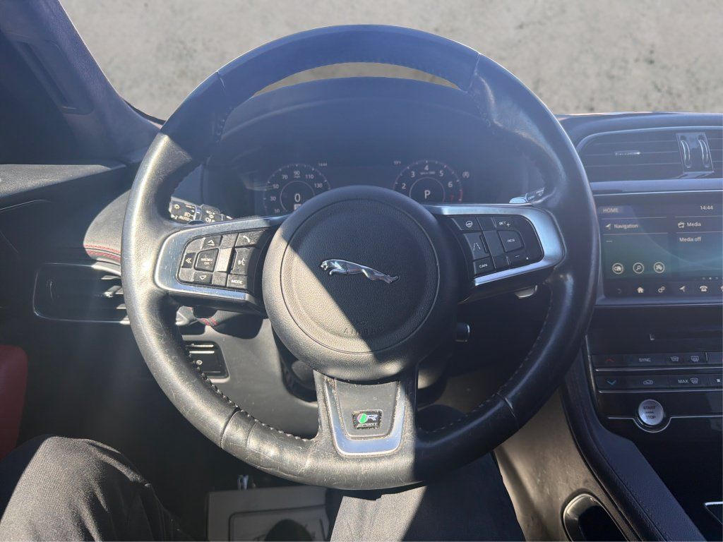 Used 2020 Jaguar F-PACE R-Sport AWD/4WD image 28