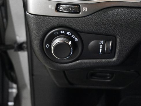 Used 2021 Jeep Cherokee Latitude image 19