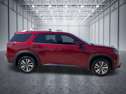 Used 2024 Nissan Pathfinder SL FWD image 9