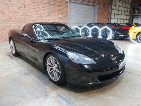 Used 2008 Chevrolet Corvette Coupe w/ Z51 Performance Package RWD image 4