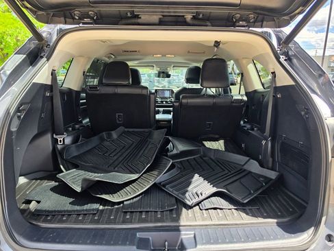Used 2020 Toyota Highlander XLE AWD/4WD image 14