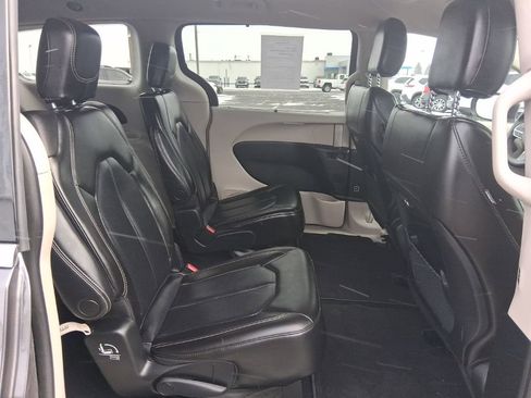 Used 2023 Chrysler Pacifica Touring-L image 18