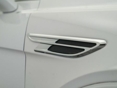 Used 2022 Bentley Bentayga image 75
