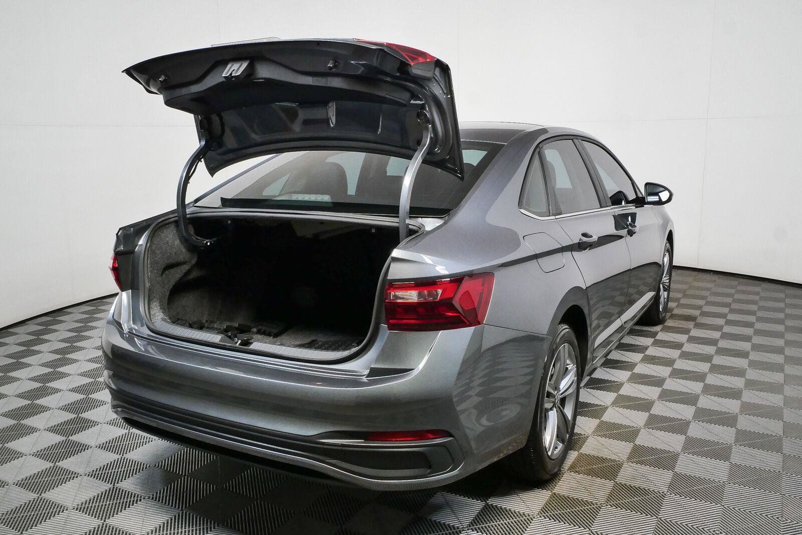 Used 2024 Volkswagen Jetta SE w/ Panoramic Sunroof Package FWD image 25