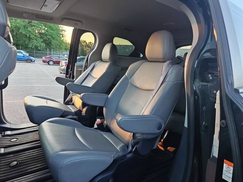 Used 2023 Toyota Sienna XLE w/ XLE Plus Package FWD image 11