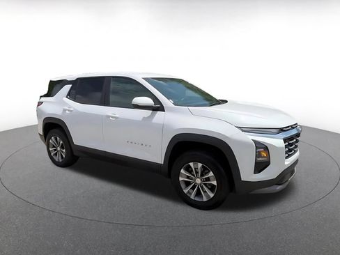 Used 2025 Chevrolet Equinox LT FWD image 2