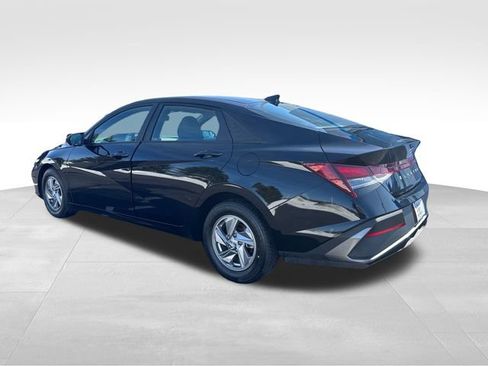 Used 2025 Hyundai Elantra SE FWD image 3