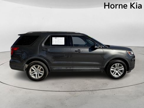 Used 2018 Ford Explorer XLT w/ Equipment Group 201A image 3