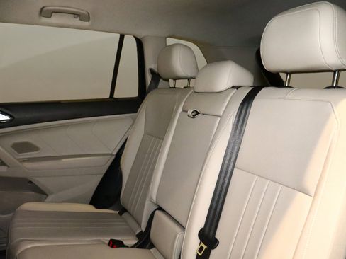 Used 2022 Volkswagen Tiguan SE image 16