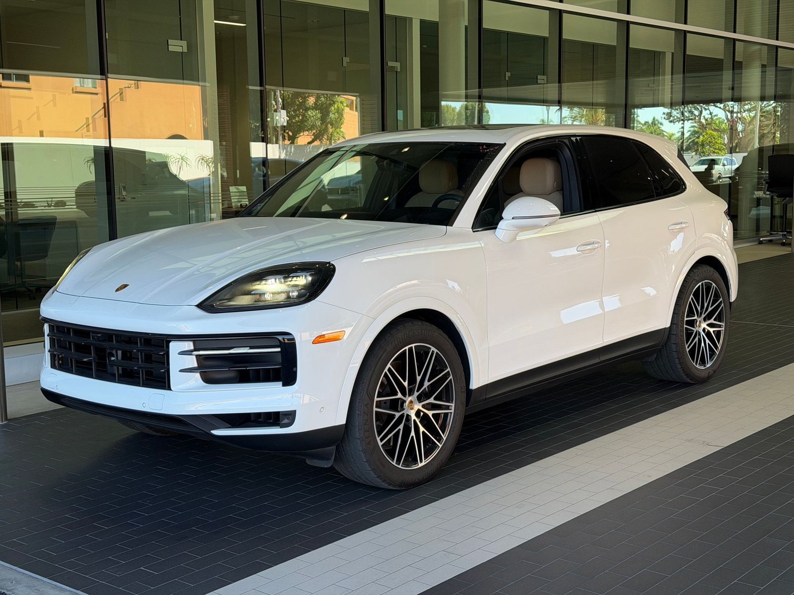 Certified 2024 Porsche Cayenne AWD/4WD image 1
