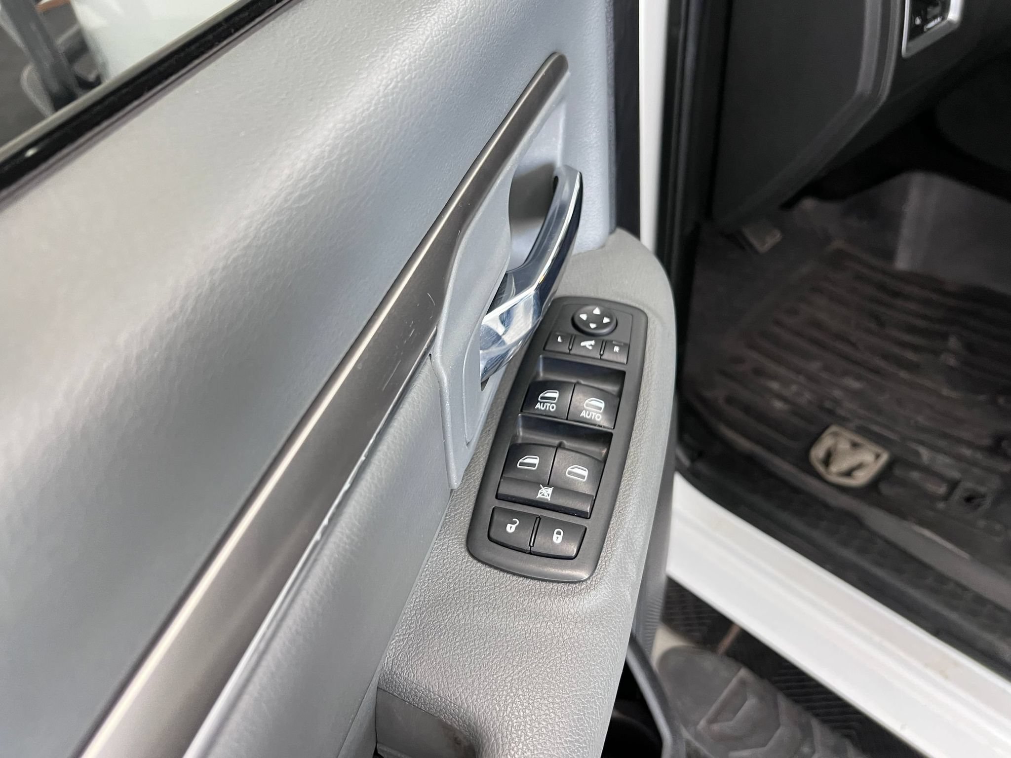 Used 2018 RAM 2500 SLT w/ Protection Group AWD/4WD image 12